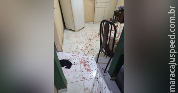 Após esfaquear esposa, homem faz o filho de 9 meses refém e com uma faca o ameaça de morte Após esfaquear esposa, homem faz o filho de 9 meses refém e com uma faca o ameaça de morte