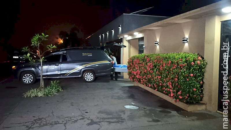 Após invadir residência, homem avança na polícia com faca, é baleado e morre em Dourados Após invadir residência, homem avança na polícia com faca, é baleado e morre em Dourados