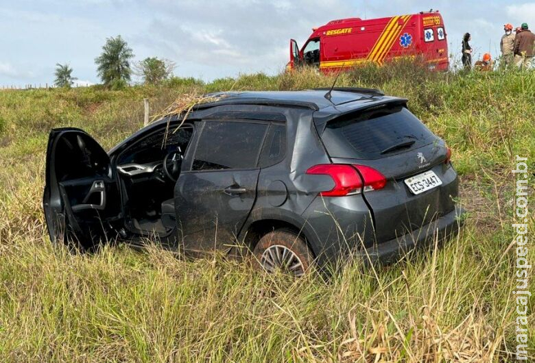 Após sair da pista, veículo com casal capota em rodovia de MS Após sair da pista, veículo com casal capota em rodovia de MS