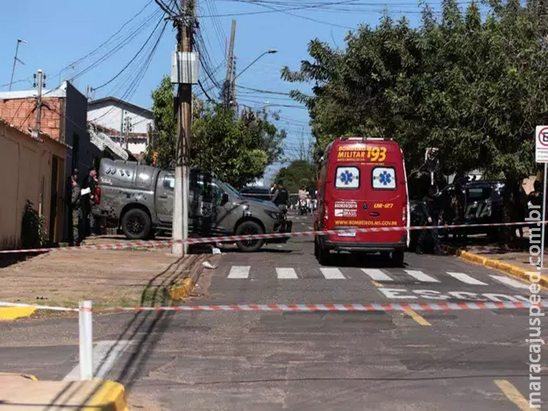Armado com faca, rapaz se tranca em casa e polícia isola área no Novos Estados Armado com faca, rapaz se tranca em casa e polícia isola área no Novos Estados