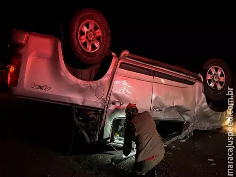 Bêbado, jovem perde o controle da direção e capota caminhonete em rodovia Bêbado, jovem perde o controle da direção e capota caminhonete em rodovia