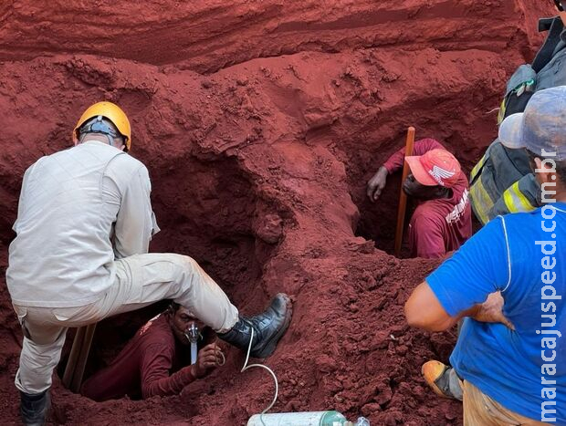 Bombeiros agem rápido e resgatam trabalhadores soterrados em obra em Nova Alvorada Bombeiros agem rápido e resgatam trabalhadores soterrados em obra em Nova Alvorada