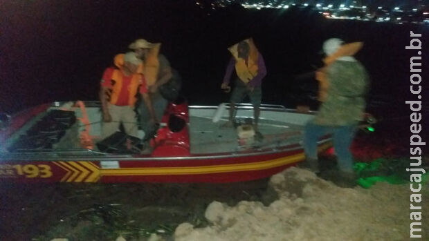 Bombeiros resgatam 7 pescadores perdidos após vendaval em Corumbá