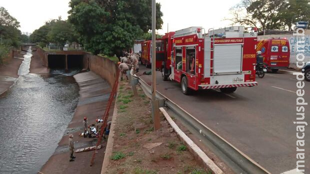 Bombeiros resgatam homem que caiu em córrego em Campo Grande Bombeiros resgatam homem que caiu em córrego em Campo Grande