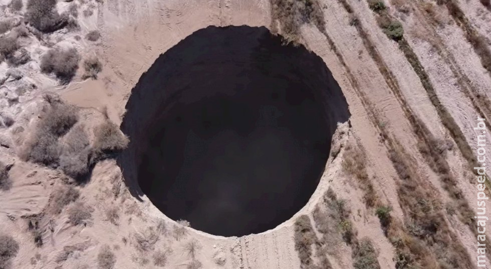 Buraco gigante chama atenção no Deserto do Atacama Buraco gigante chama atenção no Deserto do Atacama