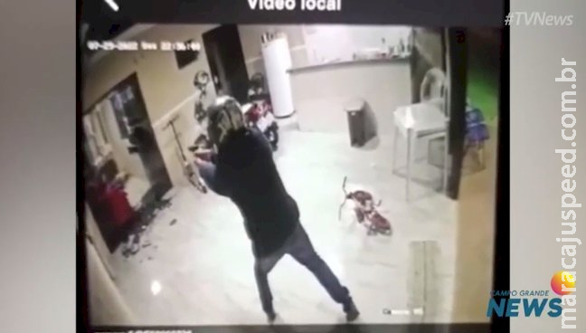 Câmera de segurança mostra momento em que dupla invade casa e executa morador Câmera de segurança mostra momento em que dupla invade casa e executa morador