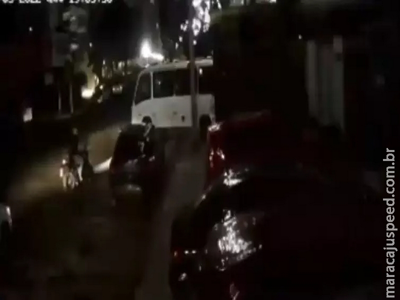 Câmeras flagram ônibus descendo desgovernado rua e batendo em poste em Campo Grande Câmeras flagram ônibus descendo desgovernado rua e batendo em poste em Campo Grande