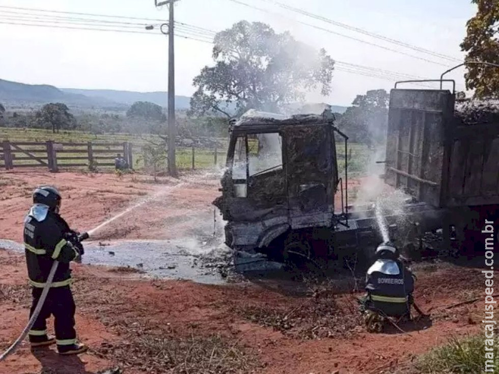 Caminhão carregado com whisky que seguia para Bolívia pega fogo