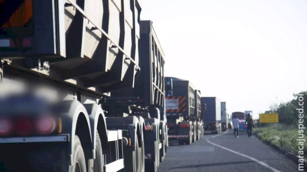 Caminhoneiros recebem auxílio com parcela dobrada nesta terça-feira Caminhoneiros recebem auxílio com parcela dobrada nesta terça-feira