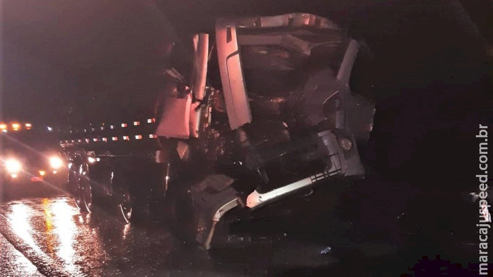 Carreta com grãos tomba ao bater em caminhão de combustível na BR-267 Carreta com grãos tomba ao bater em caminhão de combustível na BR-267
