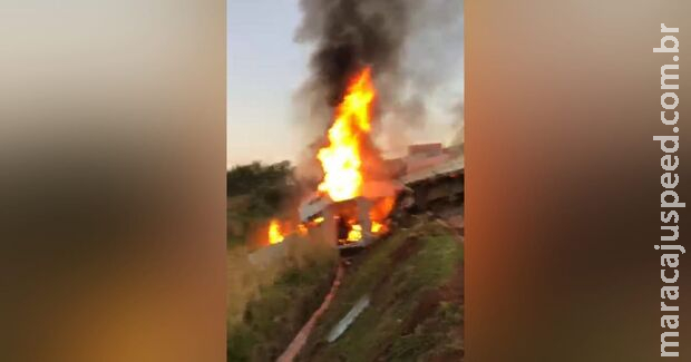 Carretas batem de frente, pegam fogo e duas pessoas morrem em Itaquiraí