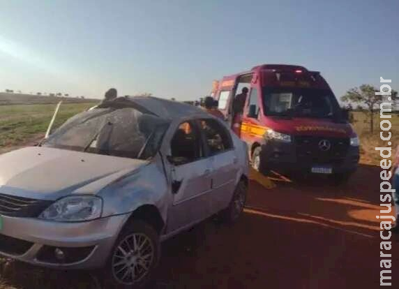 Carro com família capota várias vezes em estrada e três ficam feridos