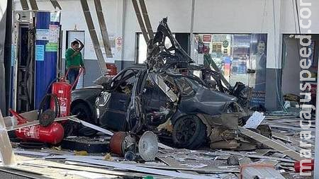 Carro explode durante abastecimento em posto de São Pedro da Aldeia Carro explode durante abastecimento em posto de São Pedro da Aldeia