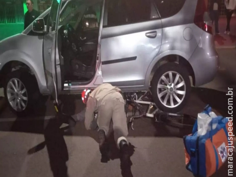Ciclista vai parar embaixo de carro após ser atropelado em avenida Ciclista vai parar embaixo de carro após ser atropelado em avenida