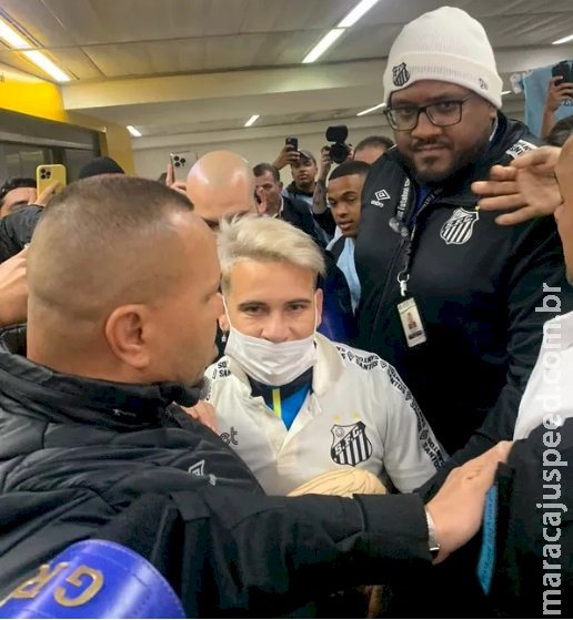 Com festa da torcida, Soteldo chega ao Brasil para reforçar o Santos
