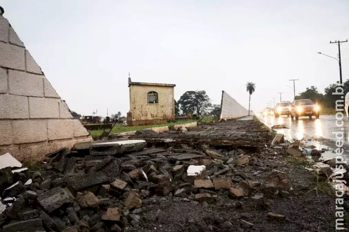 Com ventos até 85 km/h, tempestade derruba muro de cemitério em MS Com ventos até 85 km/h, tempestade derruba muro de cemitério em MS