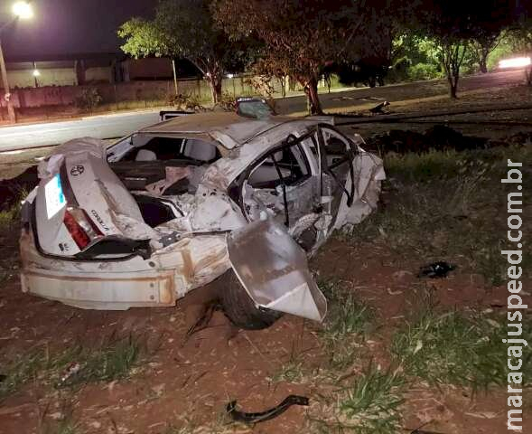 Corolla capota e três pessoas são socorridas em estado grave Corolla capota e três pessoas são socorridas em estado grave