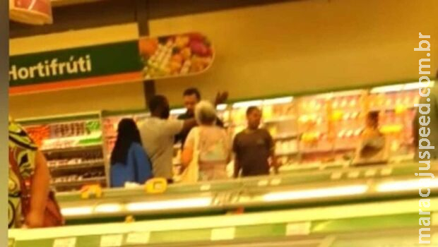 Criança é acusada de roubar carrinho, apanha e sofre racismo em Dourados Criança é acusada de roubar carrinho, apanha e sofre racismo em Dourados