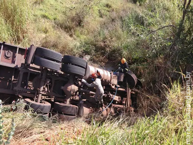 Desgovernado, caminhão cai em ribanceira e família é salva por bombeiro de folga