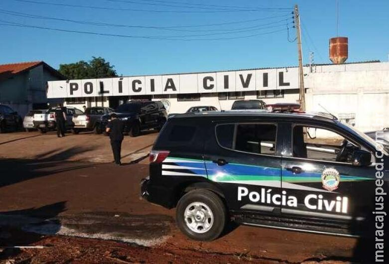 Dois são presos e polícia recupera carros furtados em frente residência Dois são presos e polícia recupera carros furtados em frente residência