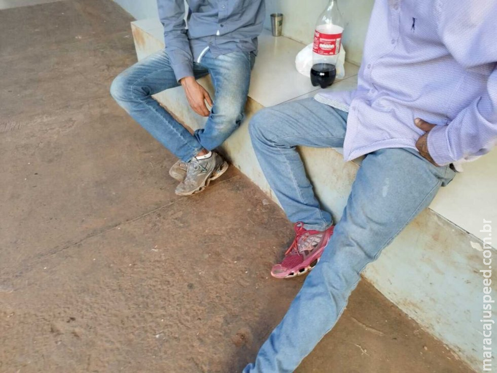 Dupla é presa com veículo furtado que seria levado para o Paraguai Dupla é presa com veículo furtado que seria levado para o Paraguai