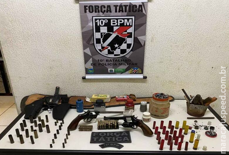 Dupla é presa em flagrante com várias munições e armas Dupla é presa em flagrante com várias munições e armas