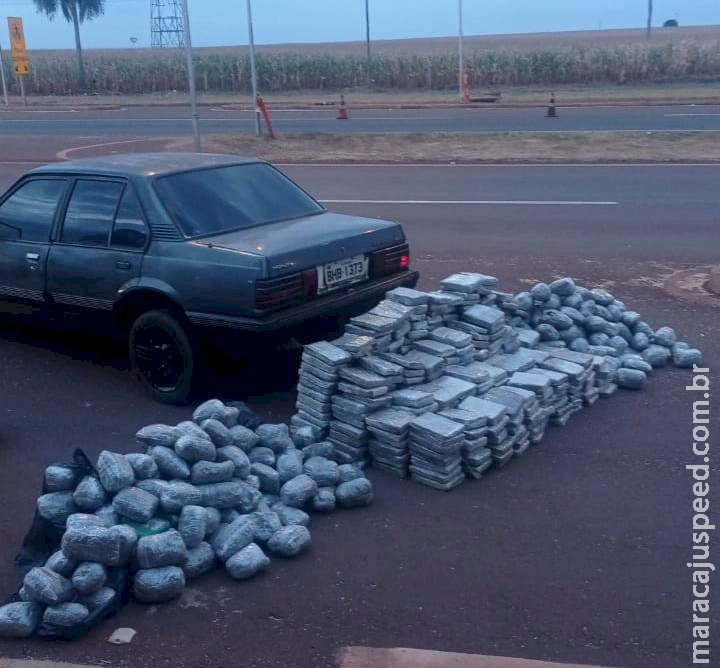 Dupla é presa trafegando em carro com mais de 270 quilos de 