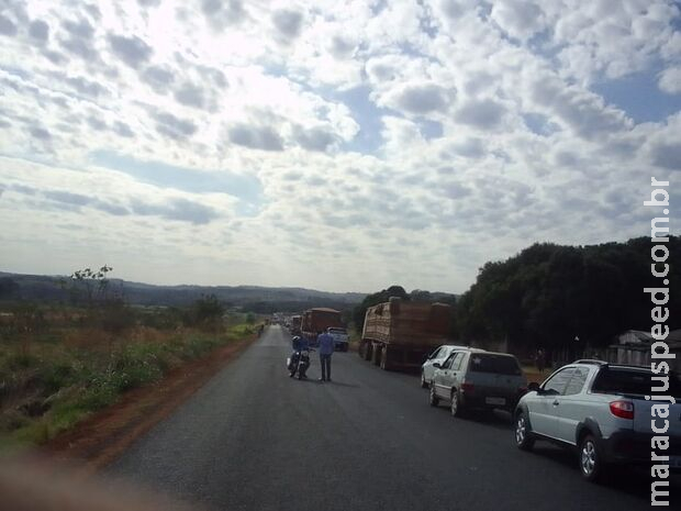 Durante protesto, indígenas bloqueiam parte da BR-060, em Bela Vista