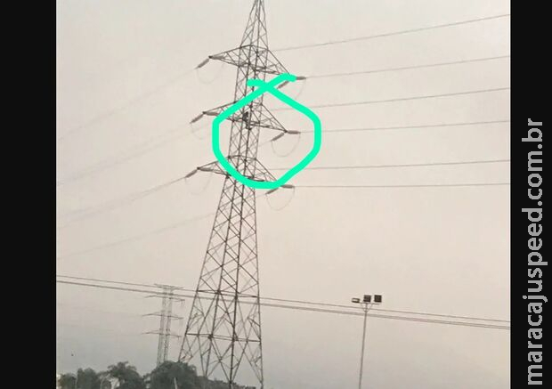 Em brincadeira perigosa, homem sobe em torre de transmissão e faz piruetas Em brincadeira perigosa, homem sobe em torre de transmissão e faz piruetas