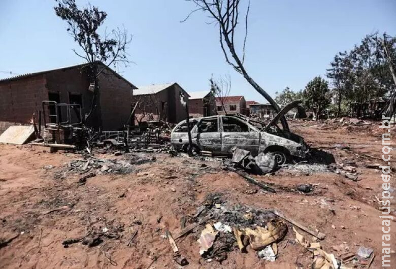 Famílias pedem ajuda para reconstruir barracos após incêndio Famílias pedem ajuda para reconstruir barracos após incêndio
