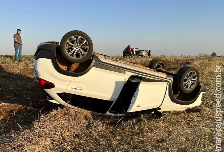Forte rajada de vento capota carro com família na rodovia BR-060 Forte rajada de vento capota carro com família na rodovia BR-060