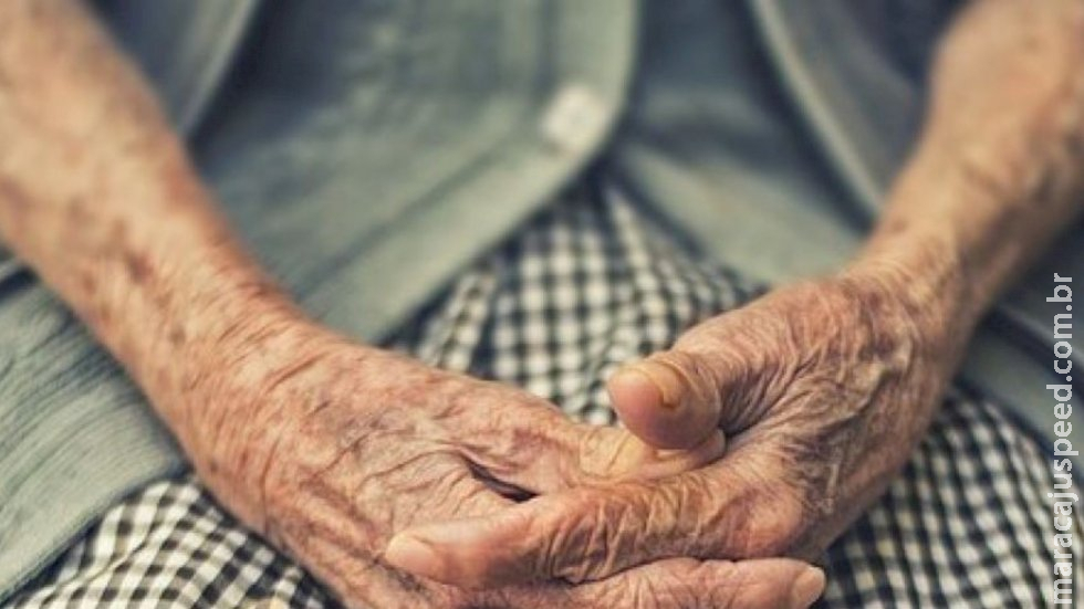 Homem é flagrado agredindo idosa cadeirante de 101 anos em Jardim Homem é flagrado agredindo idosa cadeirante de 101 anos em Jardim