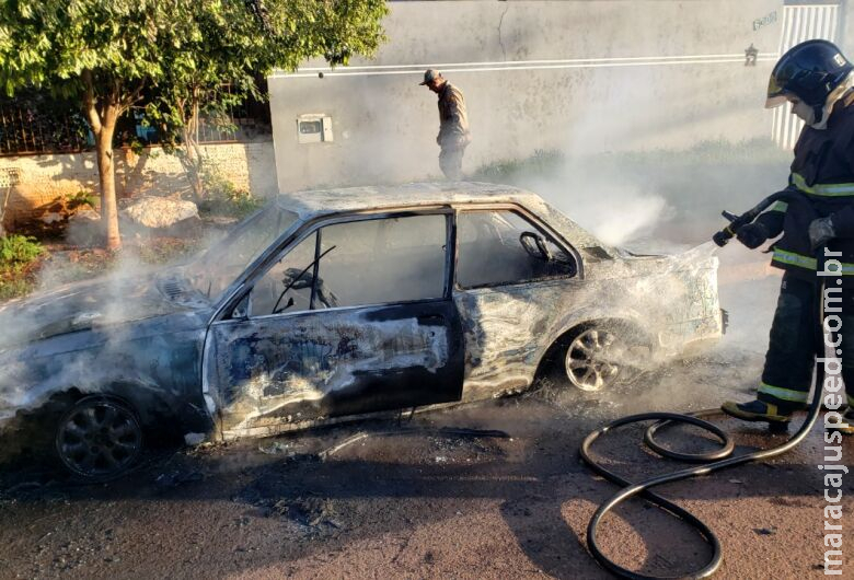 Homem incendeia veículo após ficar descontente com aquisição