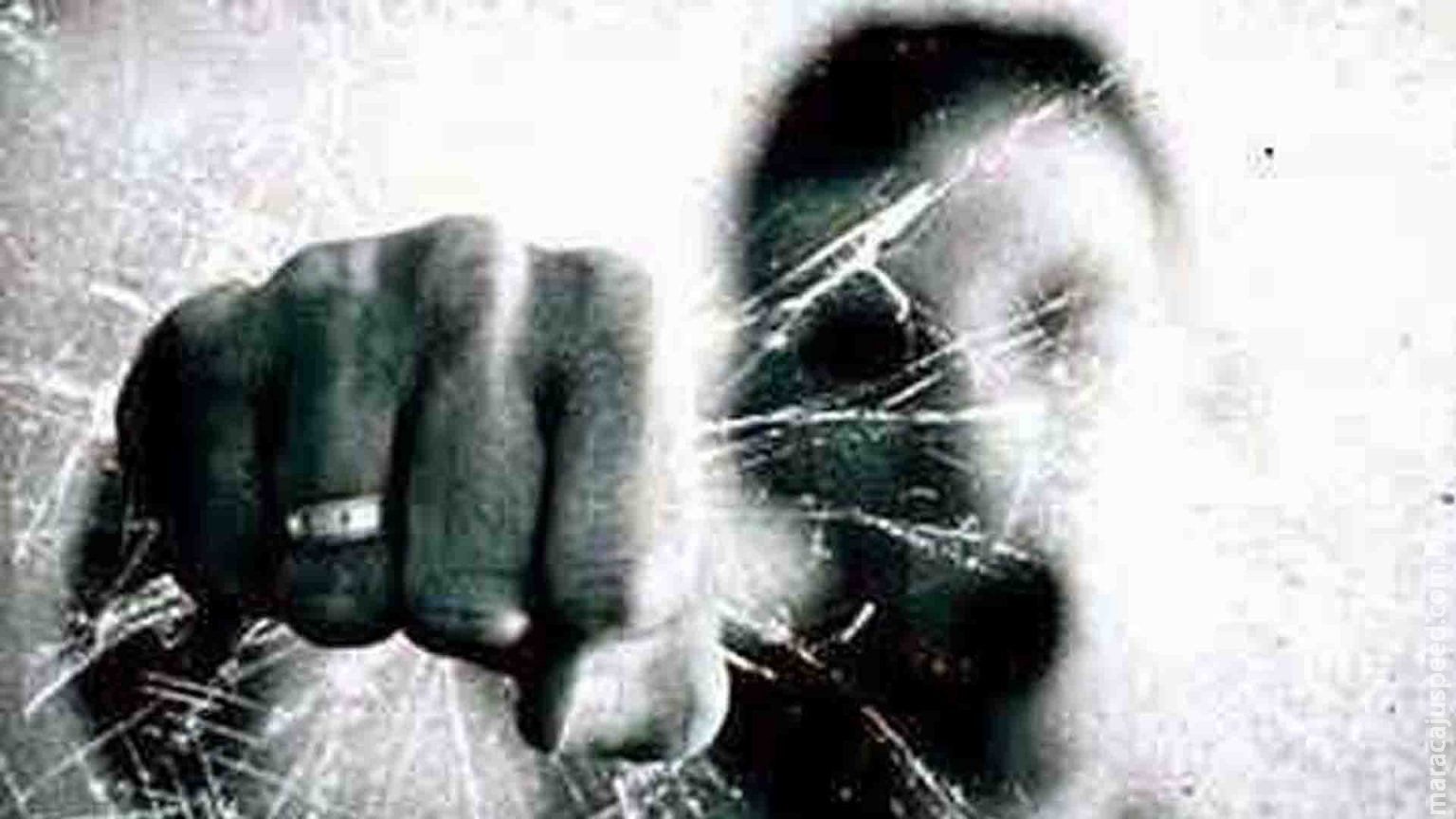 Homem morre horas após cortar braço ao dar murro em janela durante discussão com esposa Homem morre horas após cortar braço ao dar murro em janela durante discussão com esposa