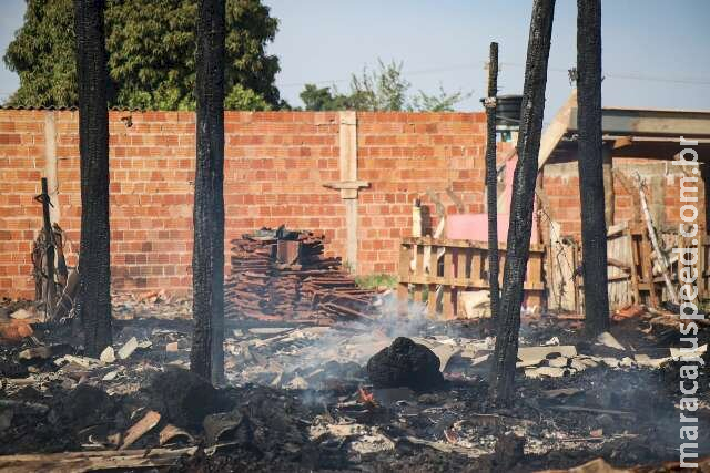 Homem tem casa incendiada pela 3ª vez após "aterrorizar" moradores, diz vizinho 