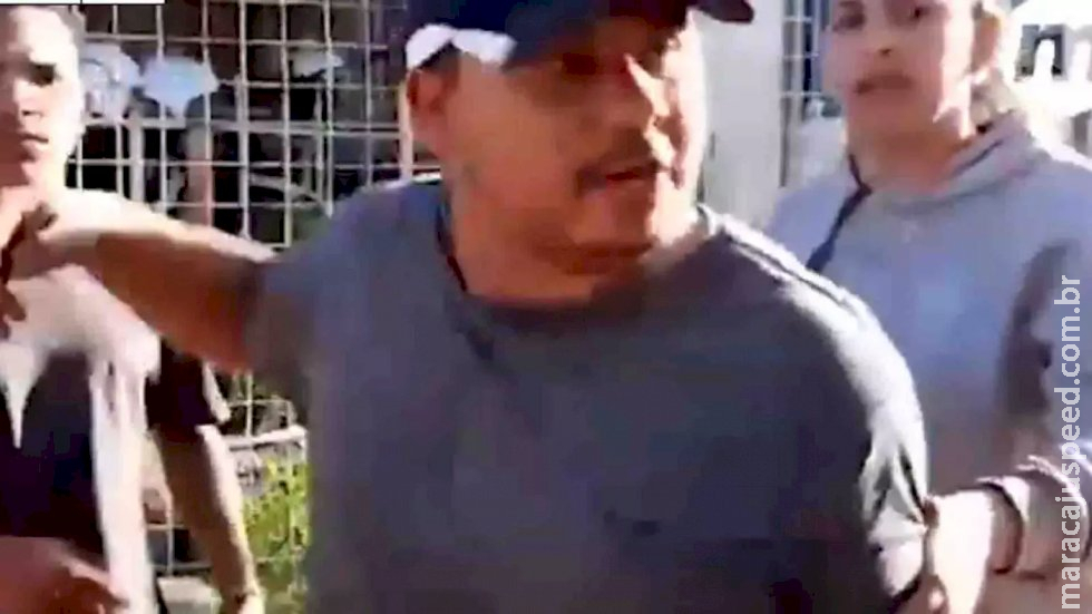 Jornalistas são ameaçados por dono de ferro-velho durante cobertura de incêndio Jornalistas são ameaçados por dono de ferro-velho durante cobertura de incêndio