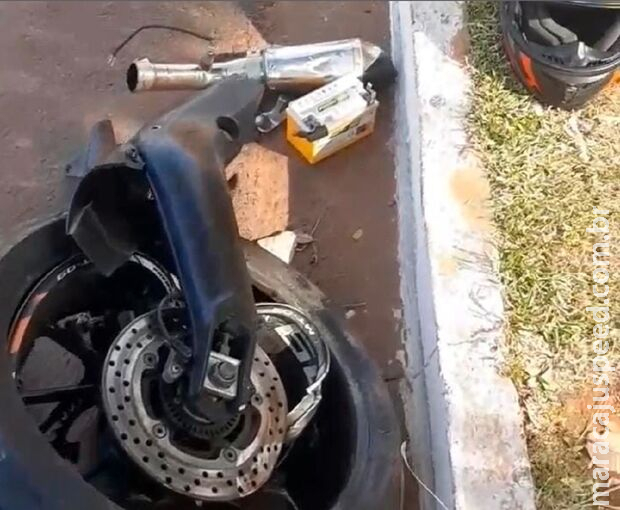 Jovem bate moto em poste e morre em Três Lagoas; motocicleta despedaçou Jovem bate moto em poste e morre em Três Lagoas; motocicleta despedaçou