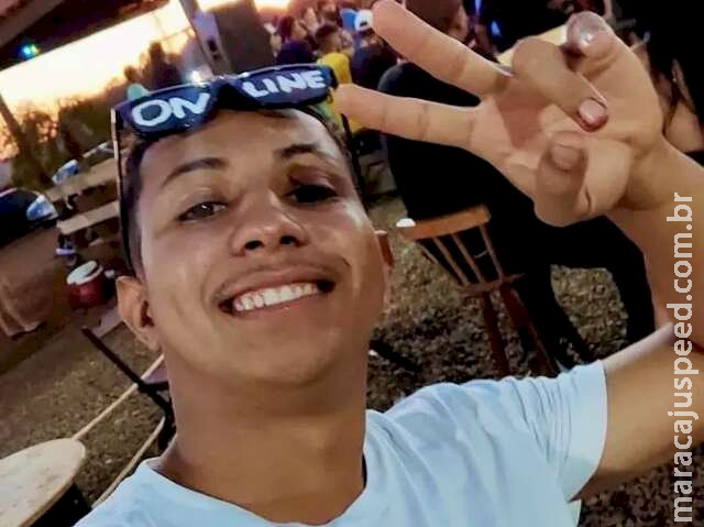 Jovem jogador de MS morre após ser arremessado de carro em capotagem Jovem jogador de MS morre após ser arremessado de carro em capotagem