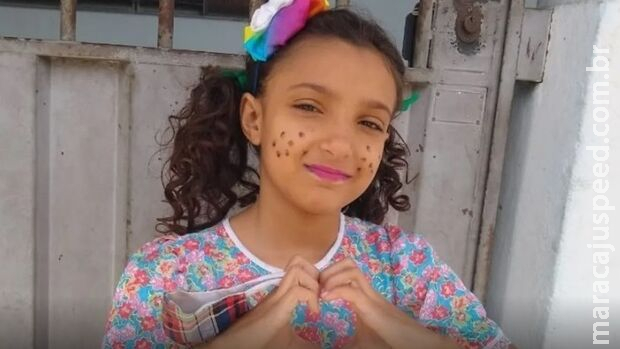 Menina desaparece ao sair para comprar pão e é encontrada morta em campo de futebol Menina desaparece ao sair para comprar pão e é encontrada morta em campo de futebol