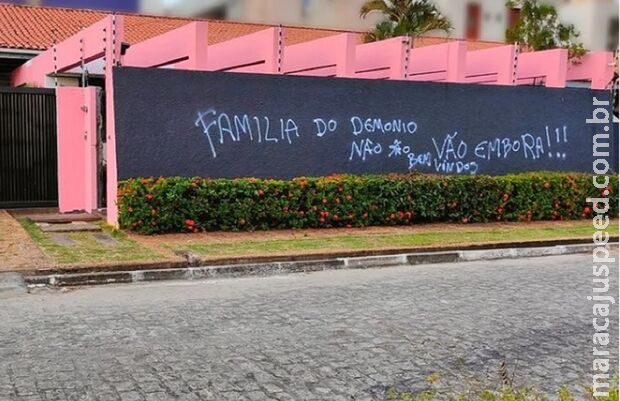 Modelo casado com 9 mulheres tem casa pichada na Paraíba: Modelo casado com 9 mulheres tem casa pichada na Paraíba:
