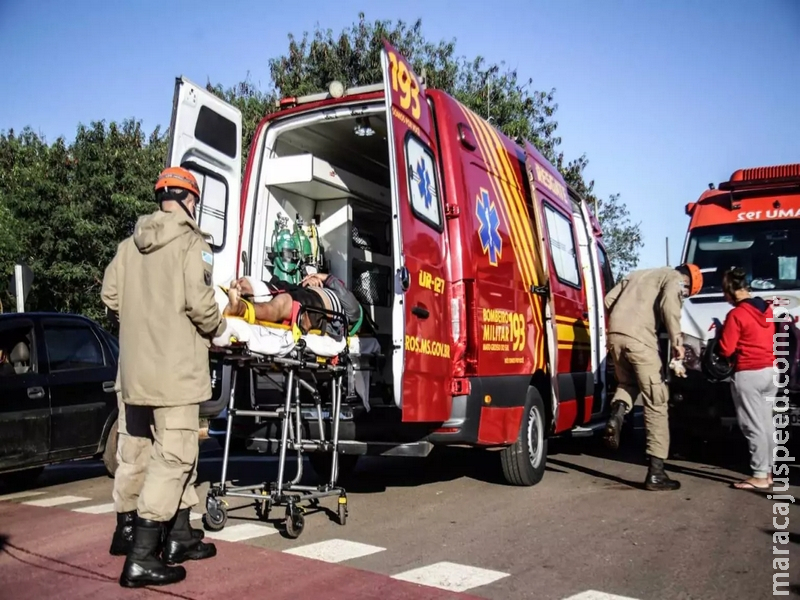 Motociclista arremessado em acidente com ônibus sofreu traumatismo craniano e garupa está internado