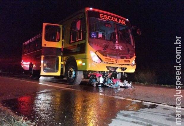 Motociclista bate de frente com ônibus escolar e morre em Dourados Motociclista bate de frente com ônibus escolar e morre em Dourados
