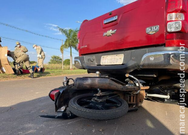 Motociclista perde o controle e para embaixo de caminhonete em Nova Andradina