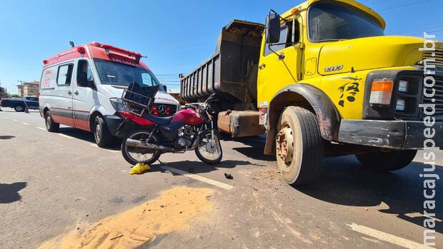 Motoentregador não consegue frear e bate em caminhão que entrava em canteiro de obras Motoentregador não consegue frear e bate em caminhão que entrava em canteiro de obras