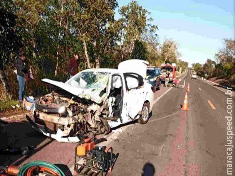 Motorista fica preso nas ferragens após acidente grave com carreta na BR-262