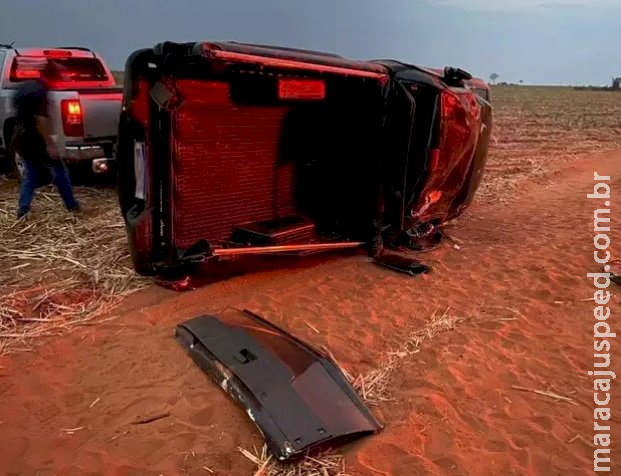 Motorista perde controle da direção e capota camionete em rodovia Motorista perde controle da direção e capota camionete em rodovia