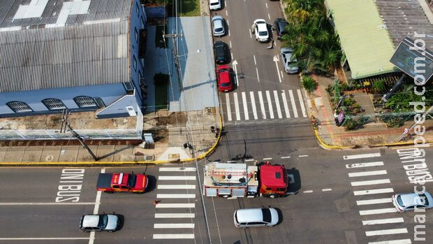 Mulher acelera carro e acerta viatura dos bombeiros em Campo Grande Mulher acelera carro e acerta viatura dos bombeiros em Campo Grande