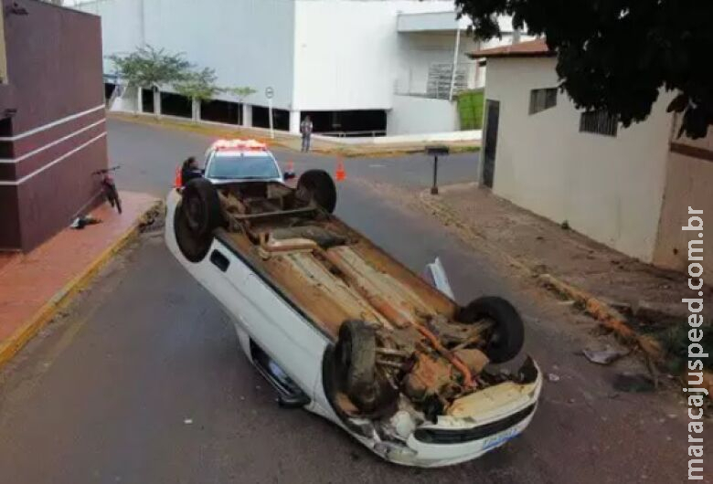 Mulher capota veículo e é socorrida pelo Corpo de Bombeiros