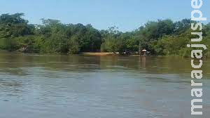 Mulher morre afogada após barco virar durante passeio com a família Mulher morre afogada após barco virar durante passeio com a família