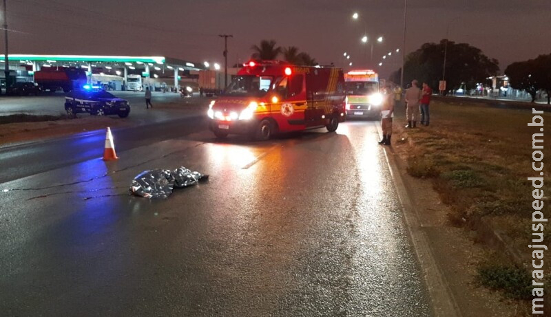 Mulher morre ao ser atropelada por veículo na BR-163, motorista foge Mulher morre ao ser atropelada por veículo na BR-163, motorista foge